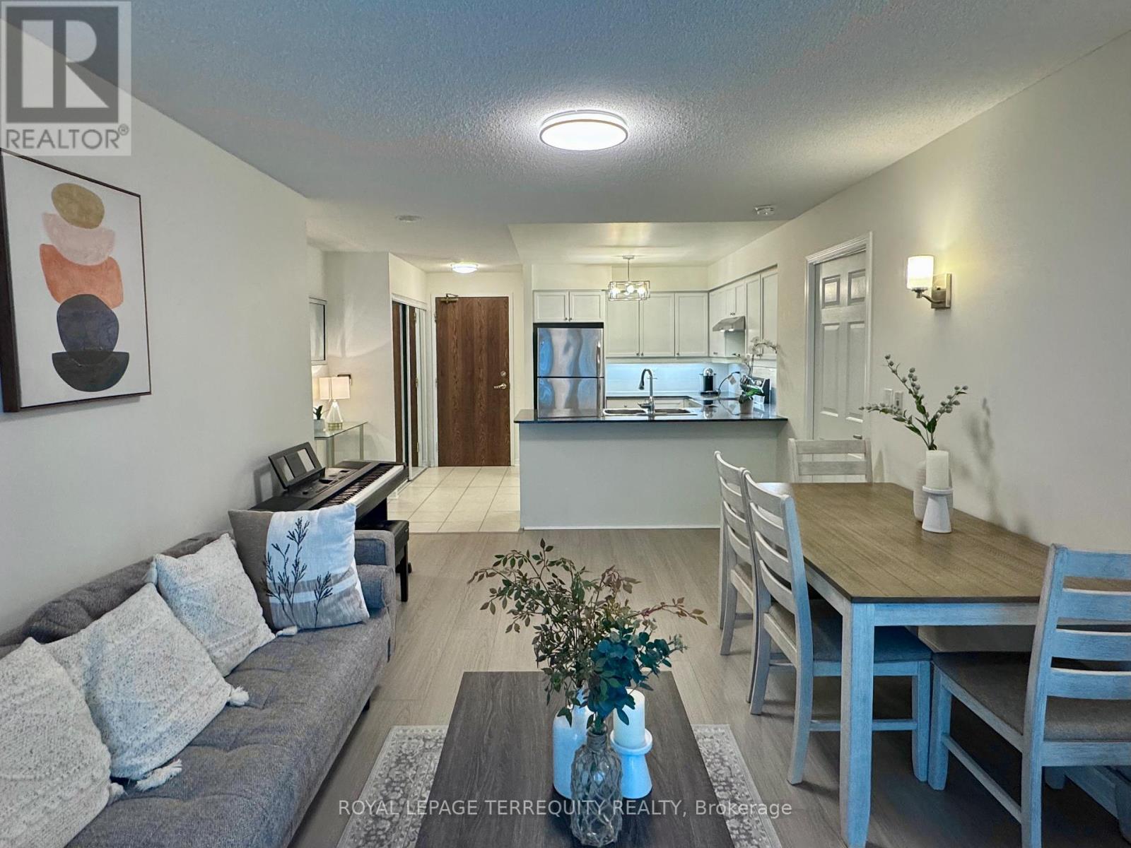 812 185 Oneida Cres, Richmond Hill, ON L4B 0B1