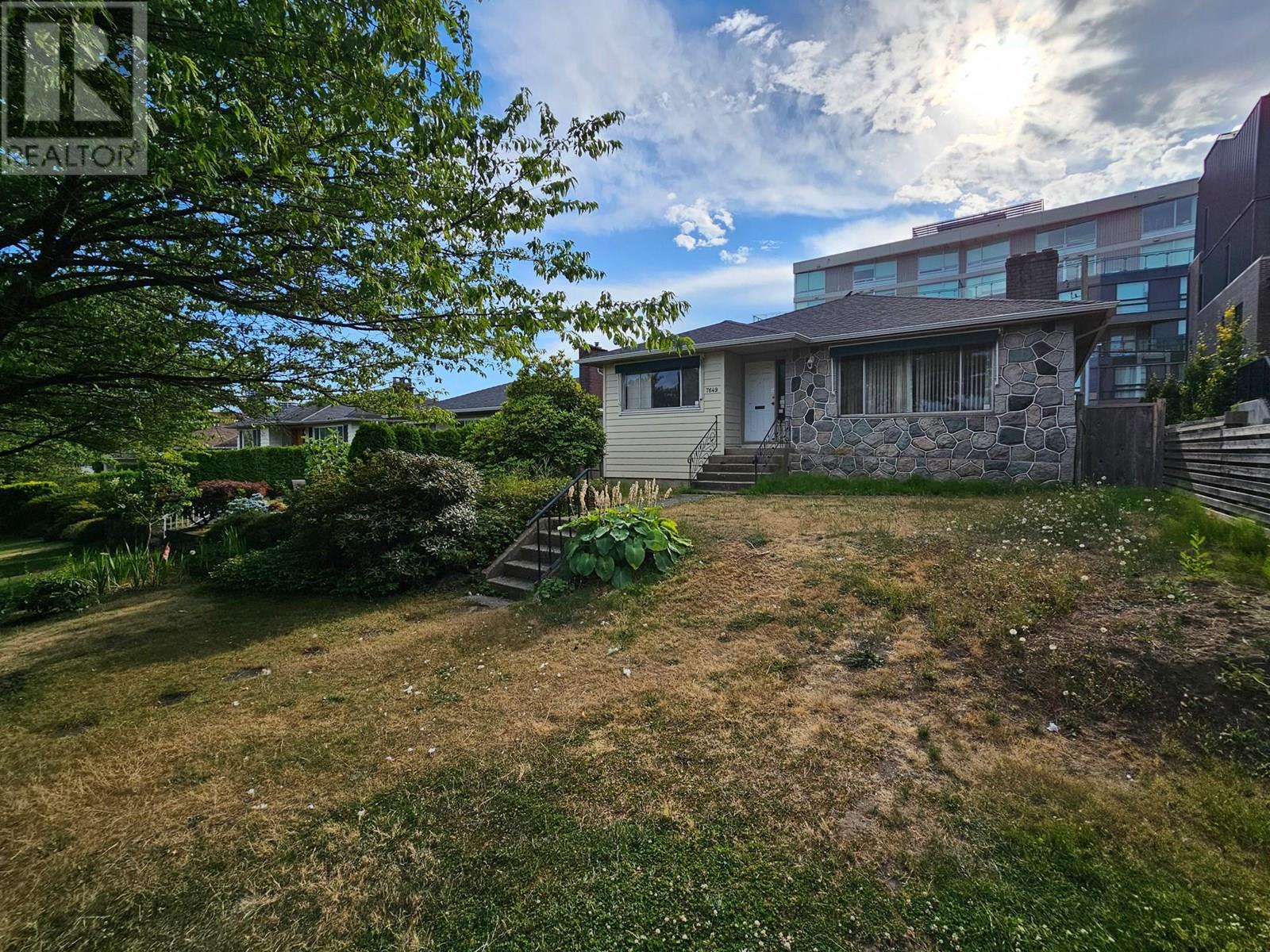 7649 Yukon St, Vancouver, BC V5X 2Y4