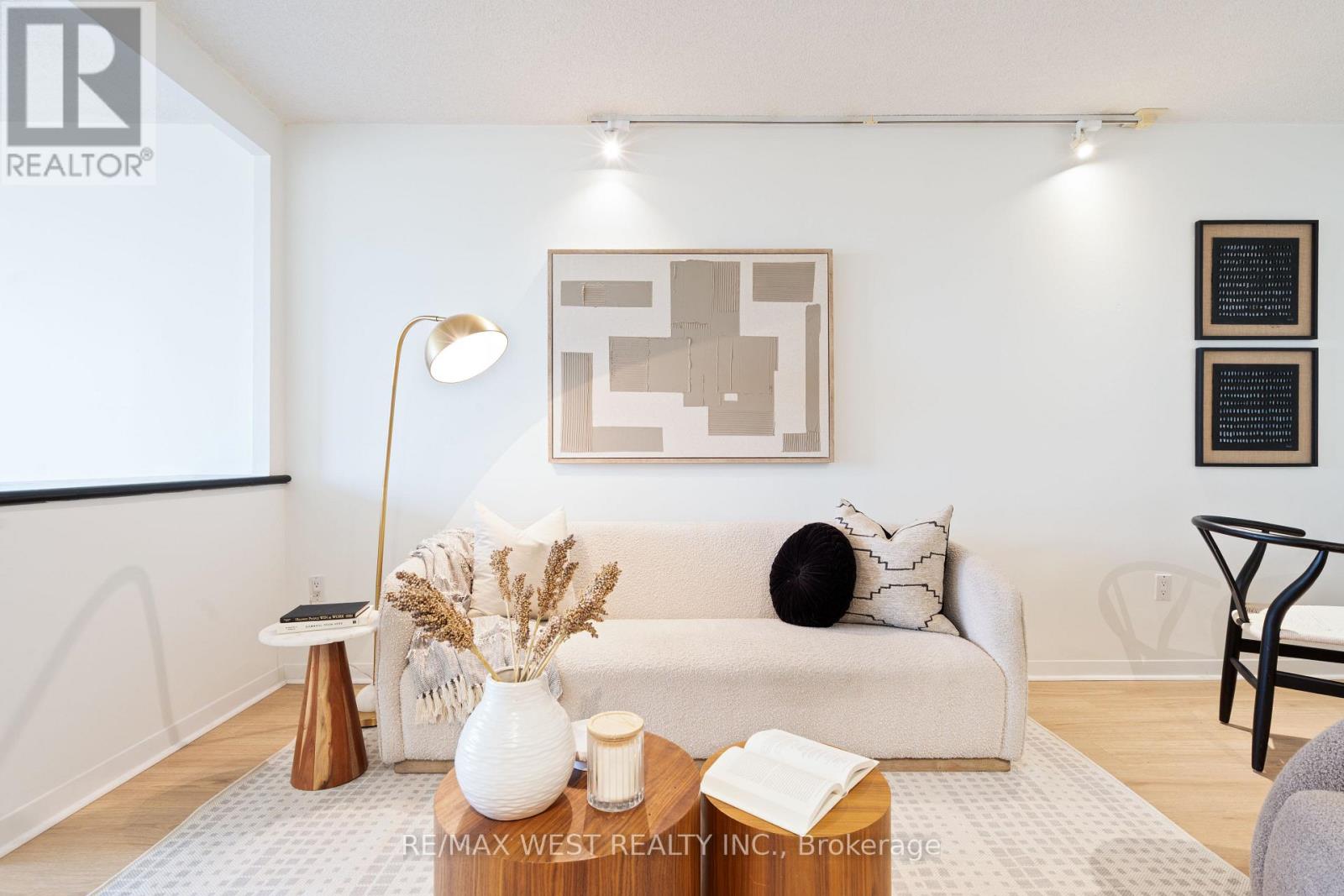 2002 1001 Bay St, Toronto, ON M5S 3A6