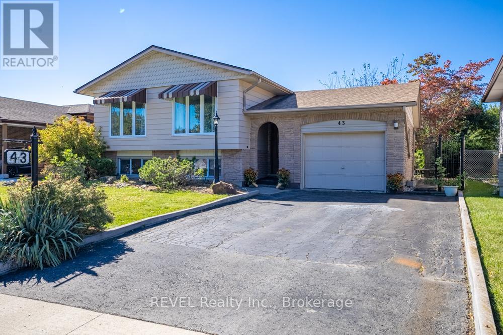43 Trelawn Pkwy, Welland, ON L3C 1W4