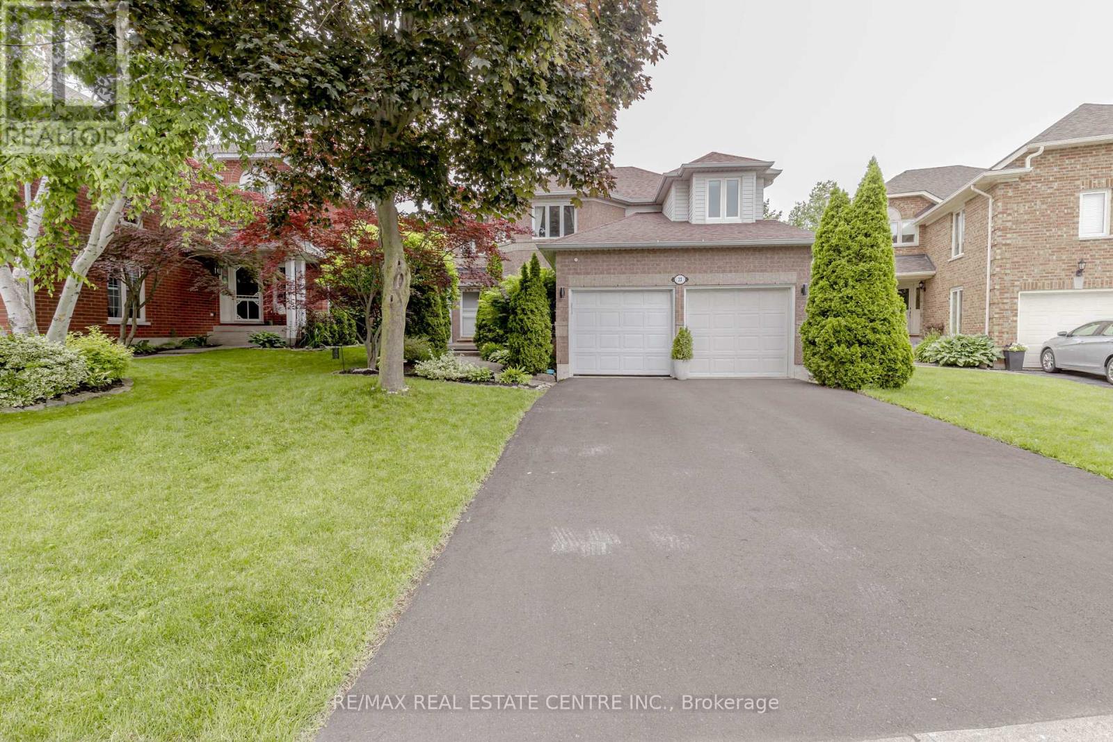 33 Strathroy Cres, Hamilton Waterdown, ON L8B 0N5