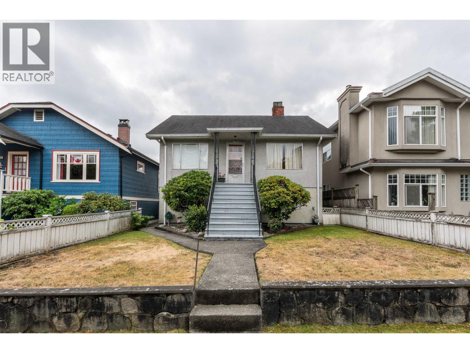 2236 Kitchener St, Vancouver, BC V5L 2X2