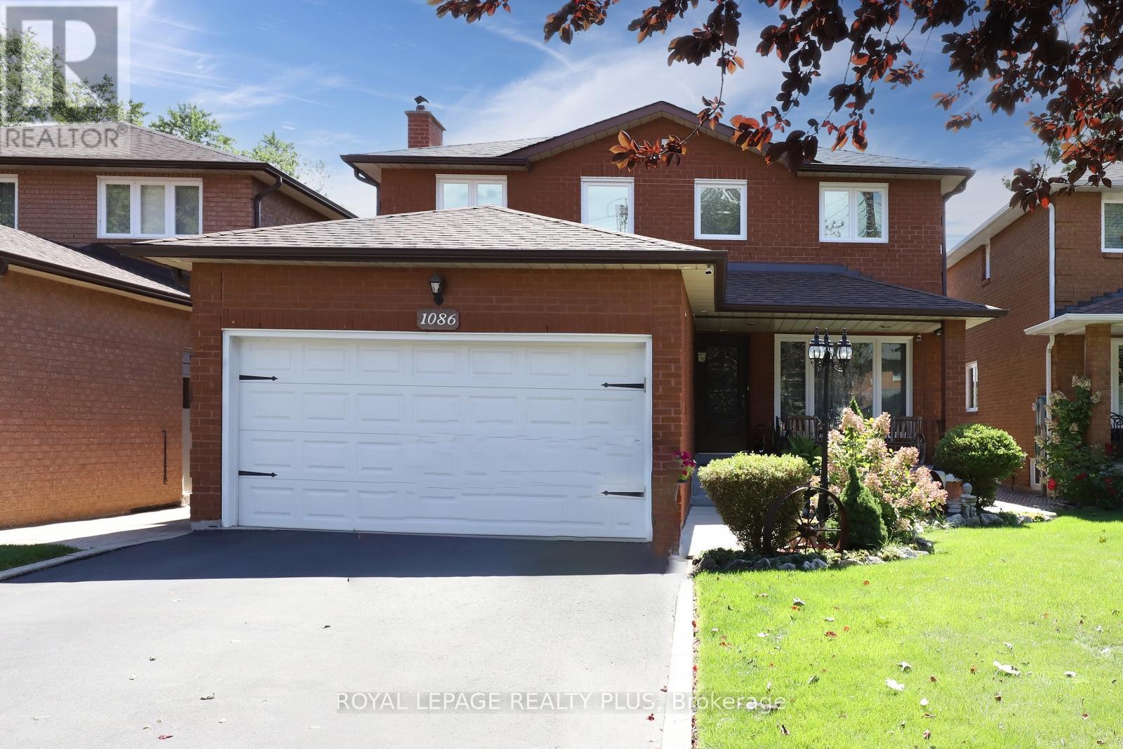 1086 Hedge Dr, Mississauga, ON L4Y 1G2