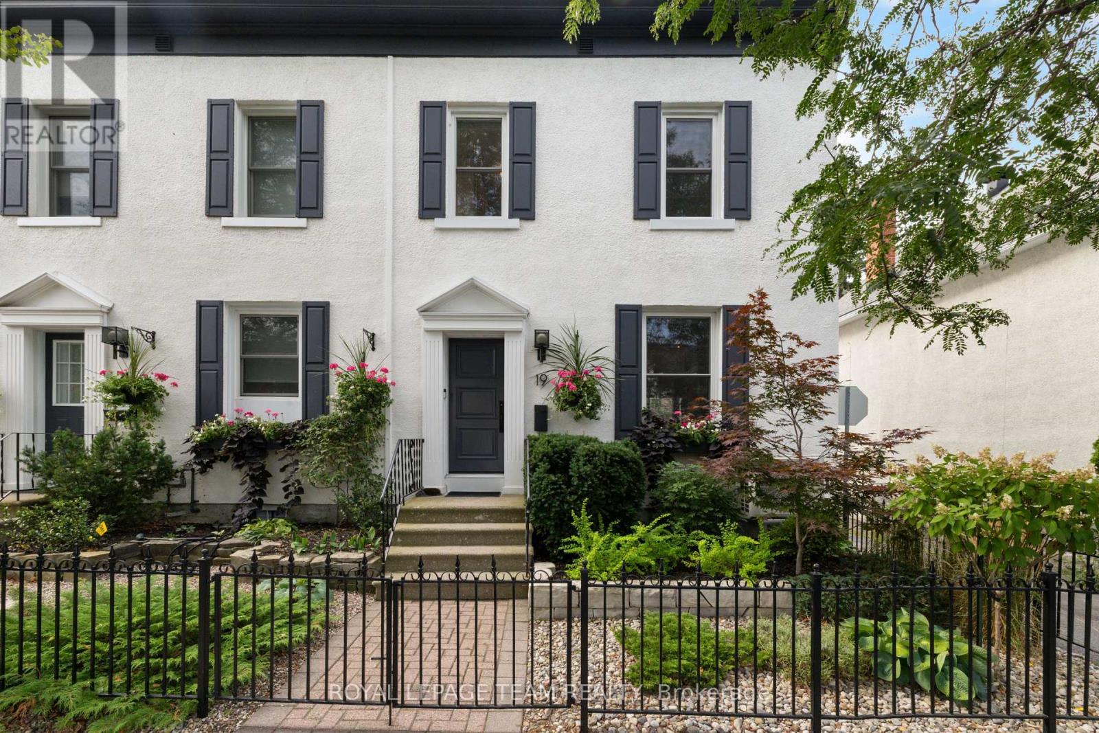 19 Crichton St, Ottawa, ON K1M 1V5