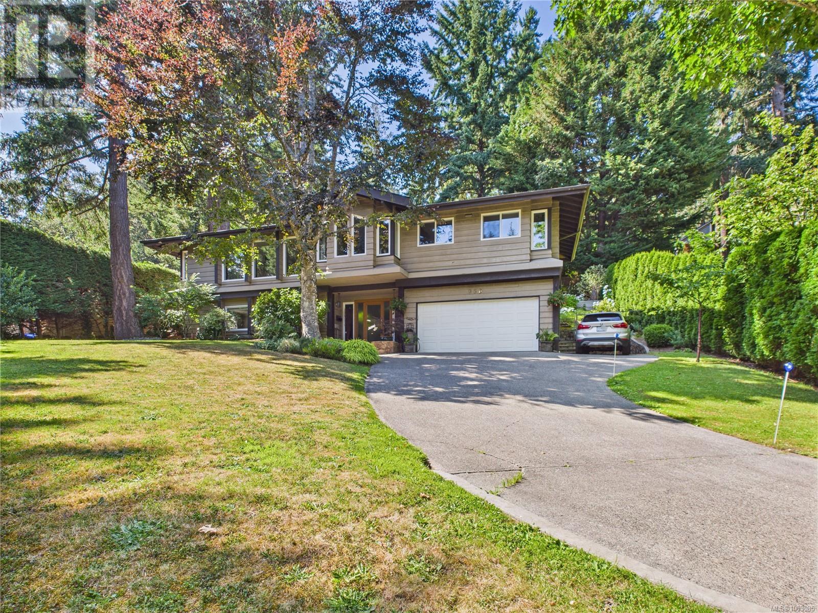 956 Royal Oak Dr, Saanich, BC V8X 3T4