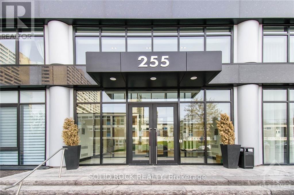 213 255 Bay St, Ottawa, ON K1R 5Z4