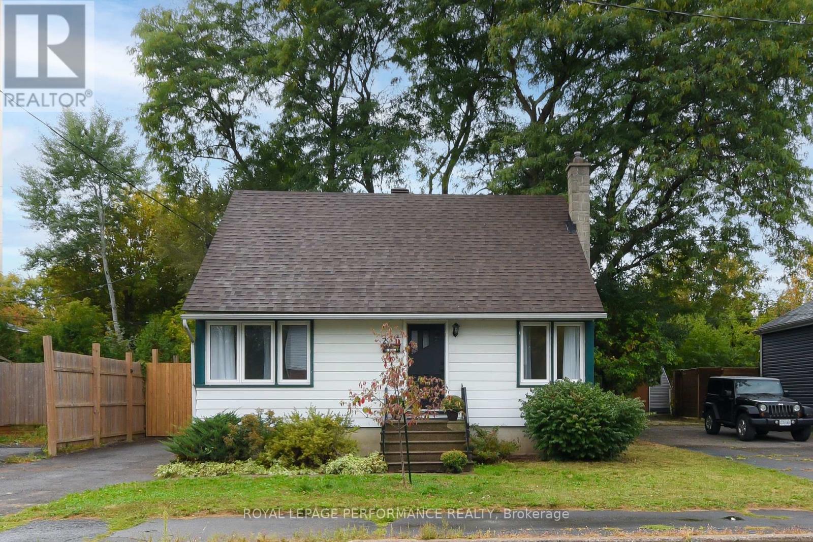 274 Queen Mary St, Ottawa, ON K1K 1X2