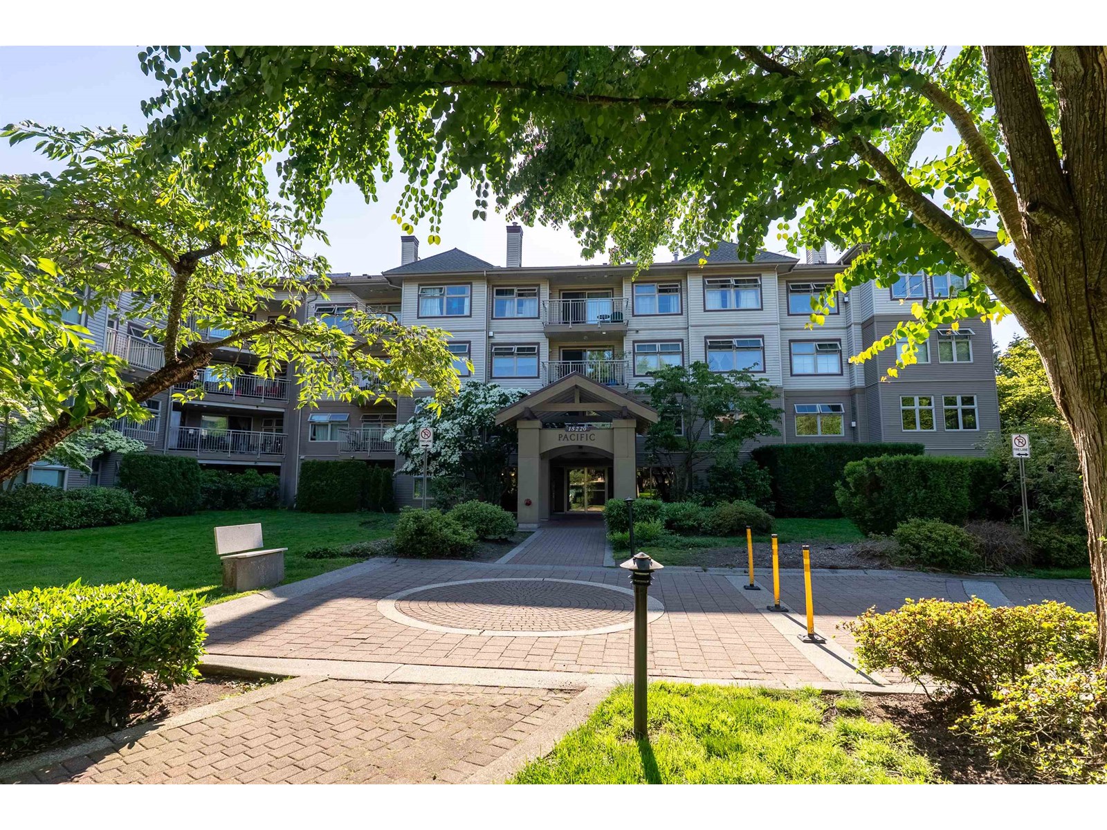 15220 Guildford Drive Unit 201, Surrey, BC V3R 0Y6