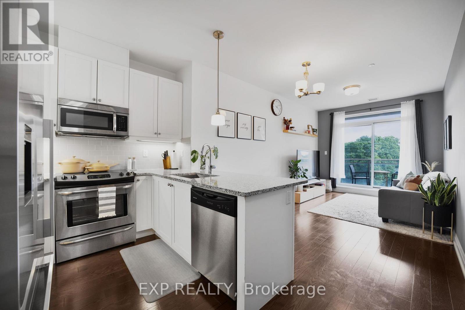 602 Unit 15277 Yonge St #a, Aurora, ON L4G 1Y3