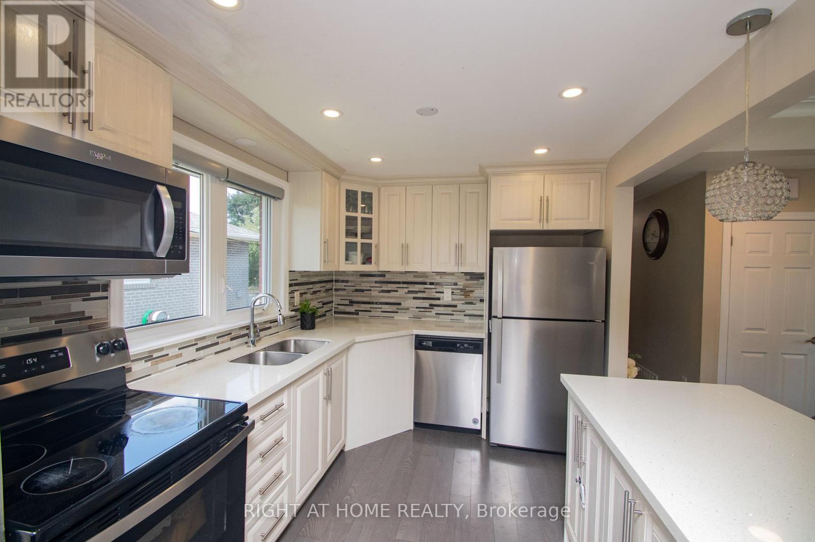 65 Bridgenorth Cres, Toronto, ON M9V 2M5
