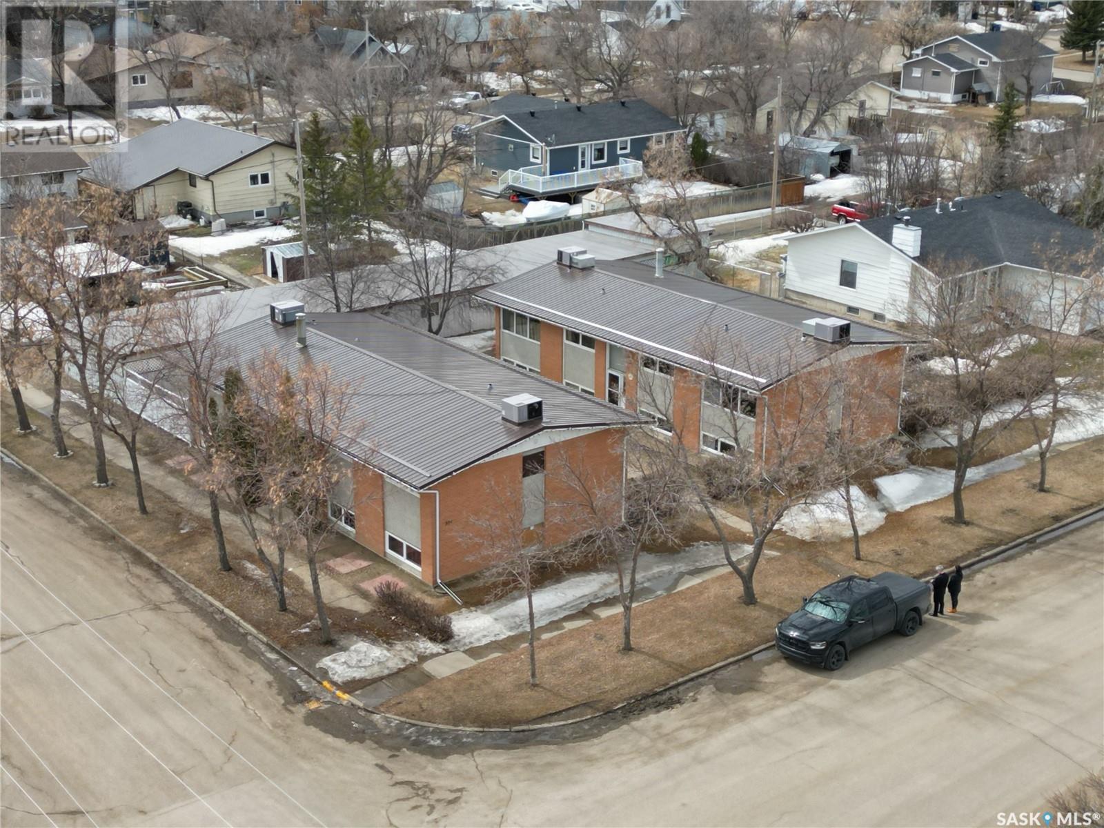 301 309 3rd Ave W, Assiniboia, SK S0H 0B0