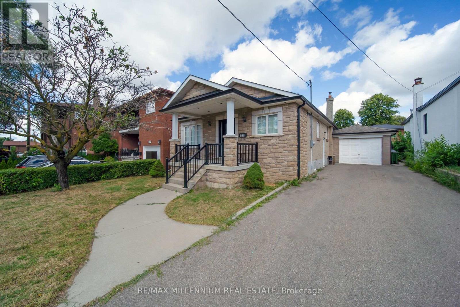 226 Falstaff Ave, Toronto, ON M6L 2G1