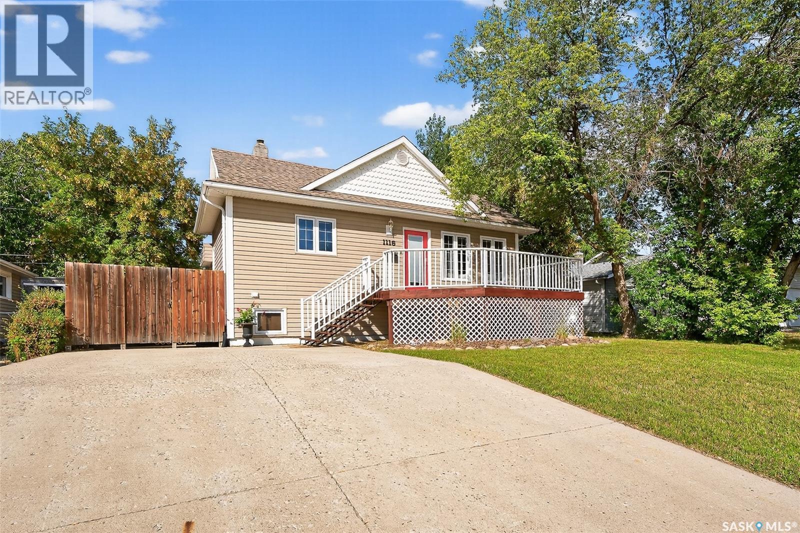 1116 Hochelaga St W, Moose Jaw, SK S6H 2J2