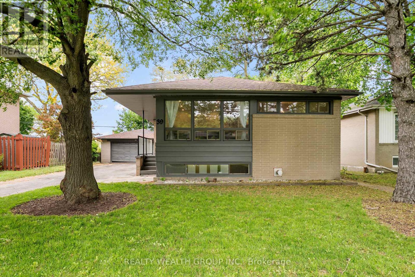 39 Treadgold Cres, Toronto, ON M3A 1X1