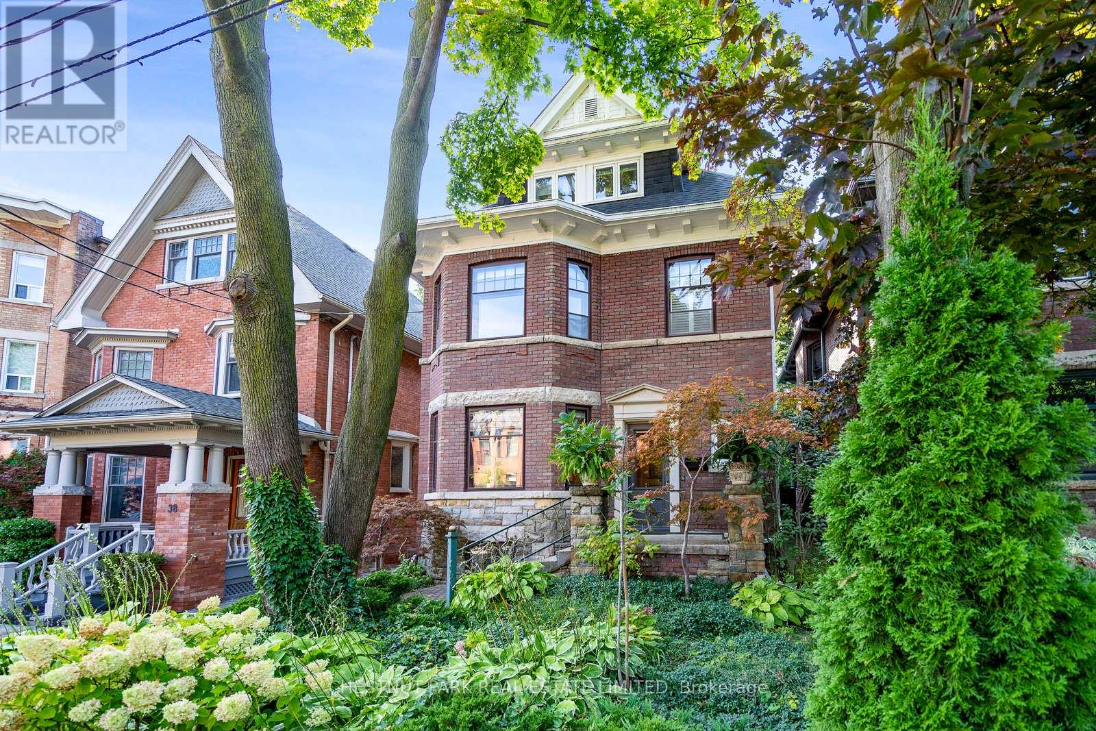 40 Admiral Rd, Toronto, ON M5R 2L5