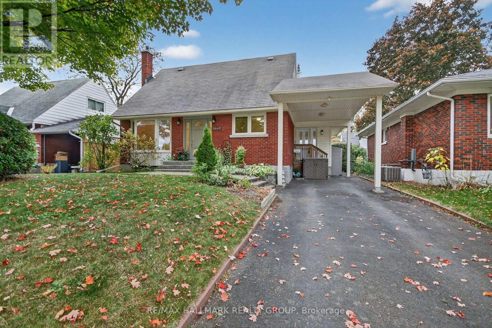 2042 Tilson St, Ottawa, ON K1G 2M7