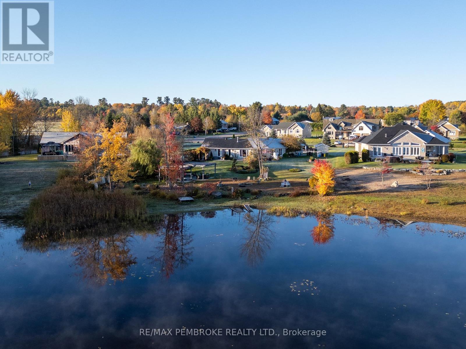 11 Fairway Dr, Petawawa, ON K8A 8N2