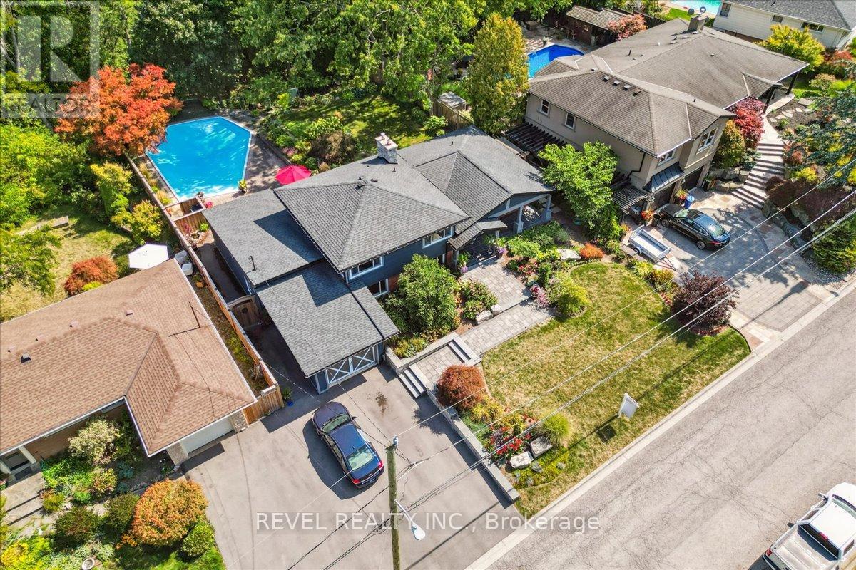18 Brentwood Dr, Hamilton, ON L9H 3N3