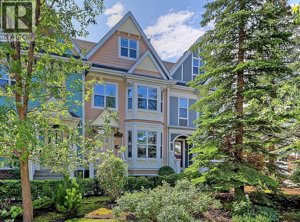 32 Versailles Gate SW, Calgary, AB T2T 6N5