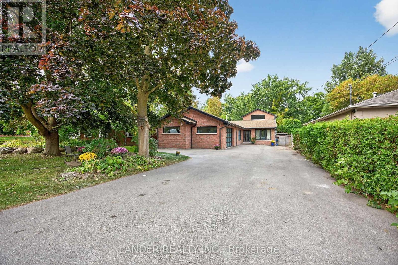 10 Charles St, East Gwillimbury, ON L0G 1V0