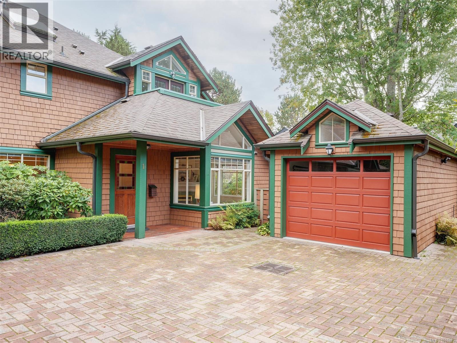 2573 Kilgary Pl Unit 1 Pl, Saanich, BC V8N 1J7