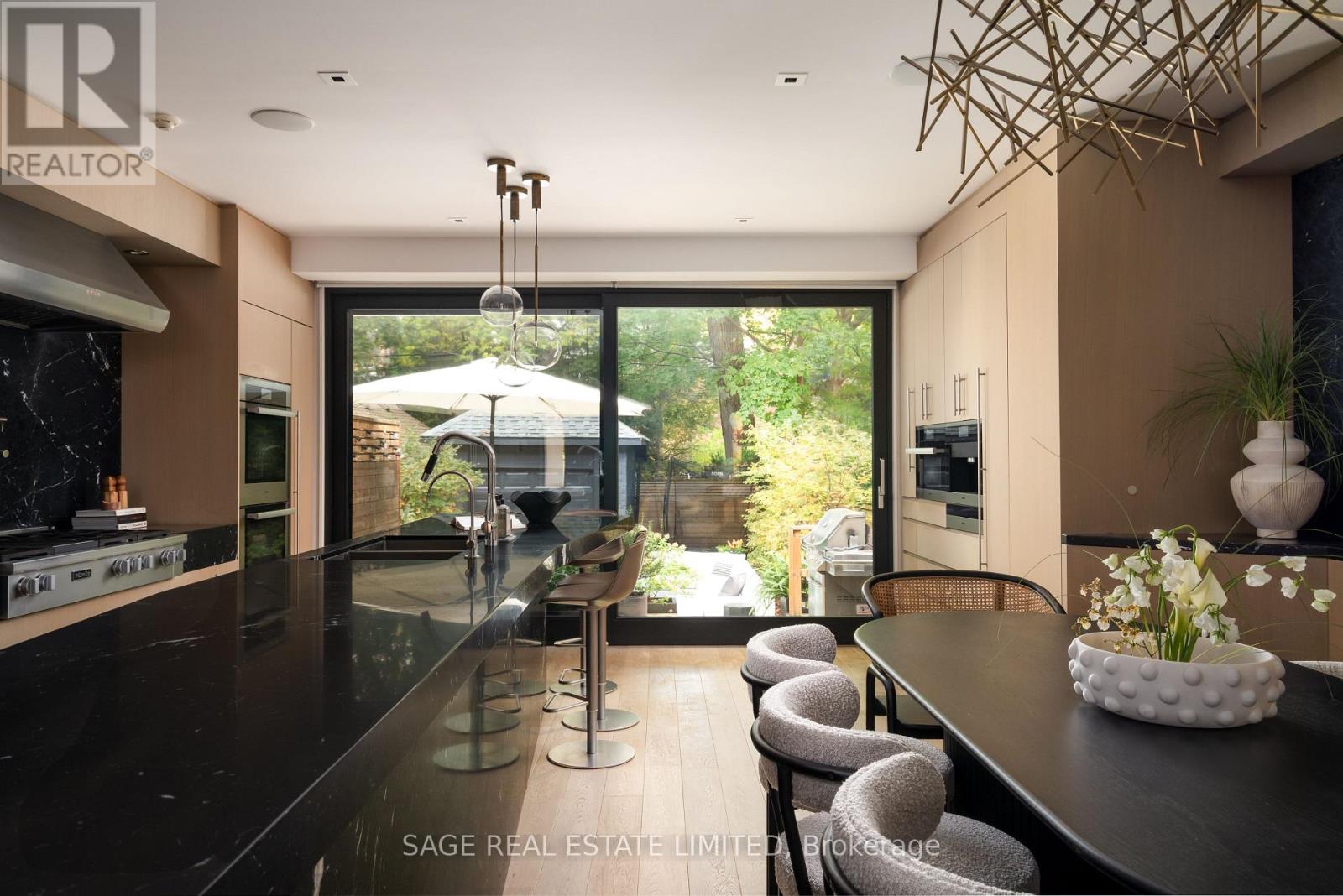 109 Hilton Ave, Toronto, ON M5R 3E8