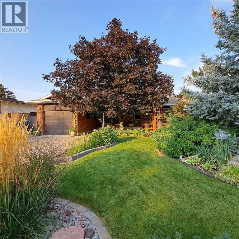 46 Tudor Blvd S, Lethbridge, AB T1K 5C2