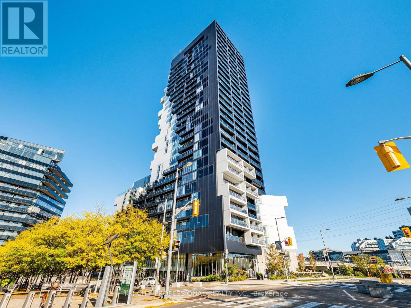 304 170 Bayview Ave, Toronto, ON M5A 0M4