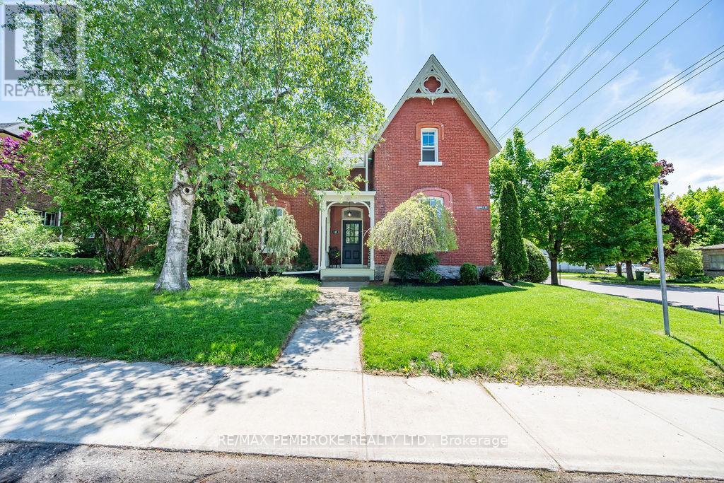 242 Supple St, Pembroke, ON K8A 3G9