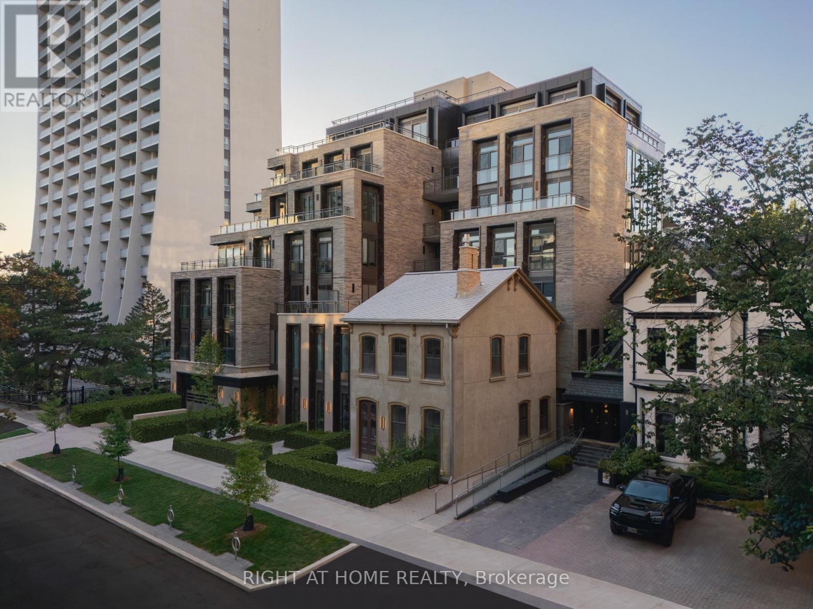10 Prince Arthur Ave #2 Ave, Toronto, ON M5R 1A9