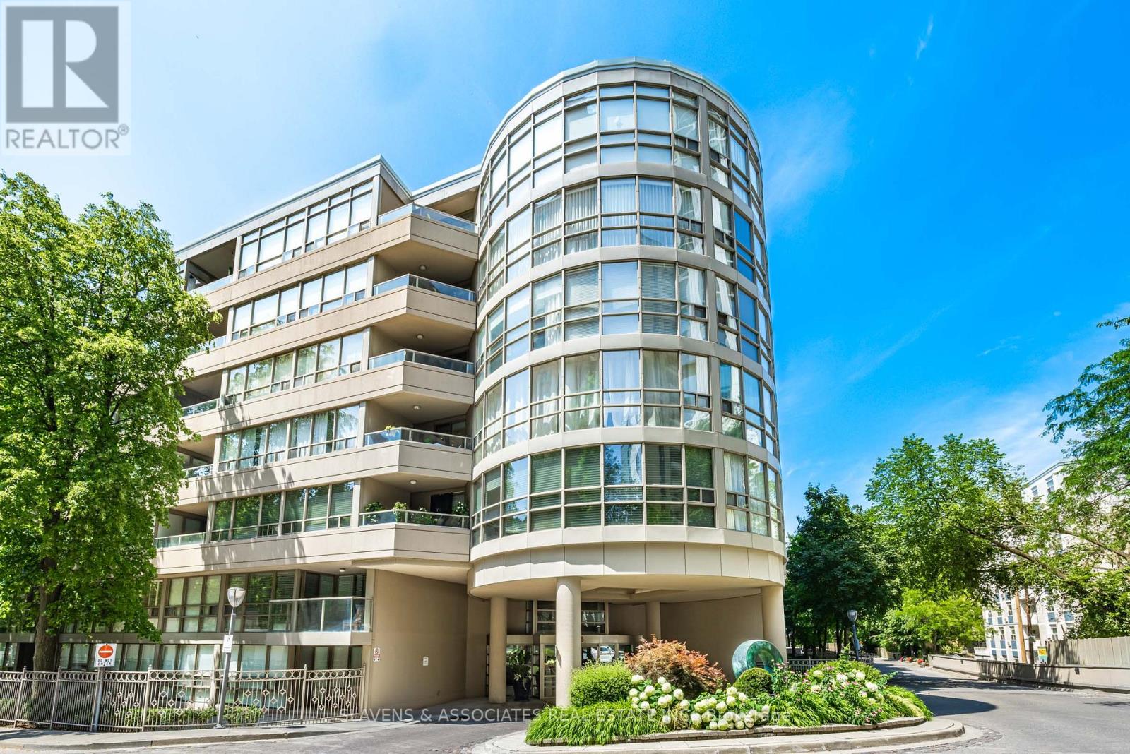108 18 Lower Village Gate, Toronto, ON M5P 3M1