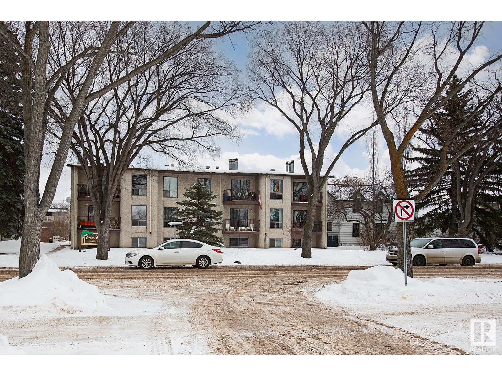 10829 117 Street Northwest #101, Edmonton, AB T5H 3N4