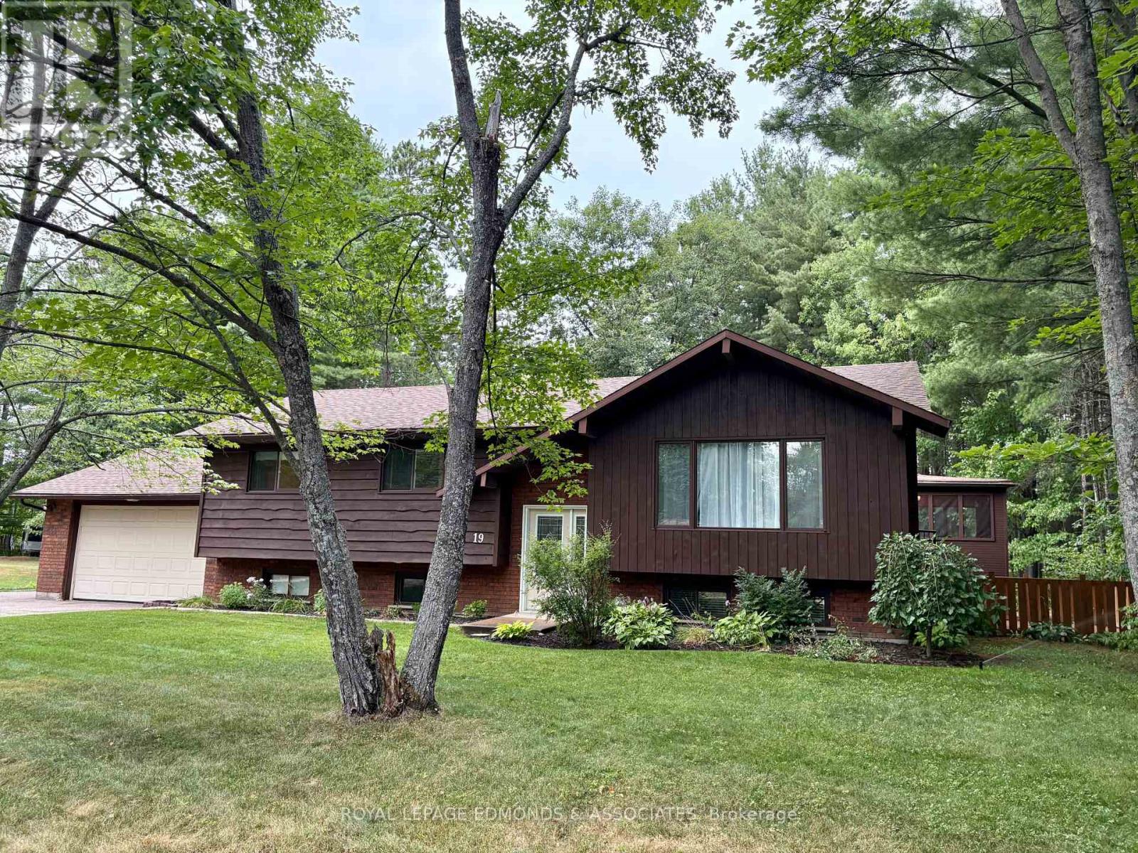 19 Selley St, Petawawa, ON K8H 3G9