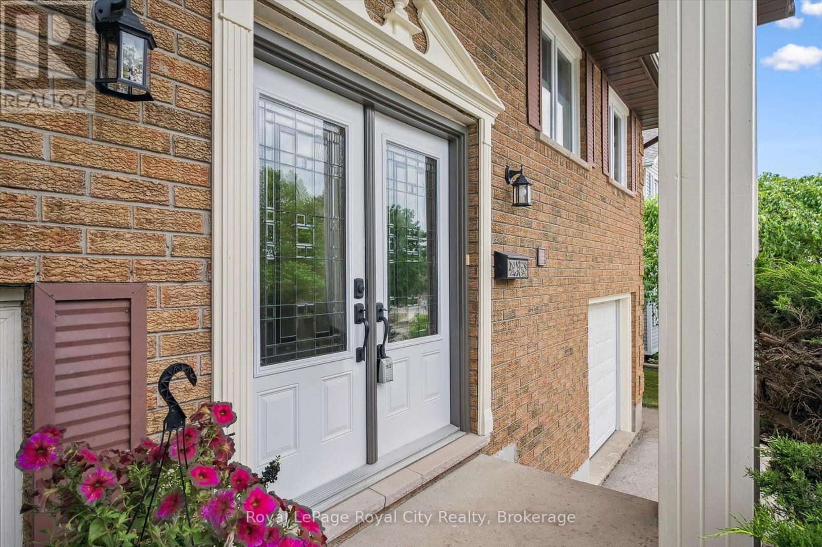 9 Dunhill Cres, Guelph, ON N1H 8A3