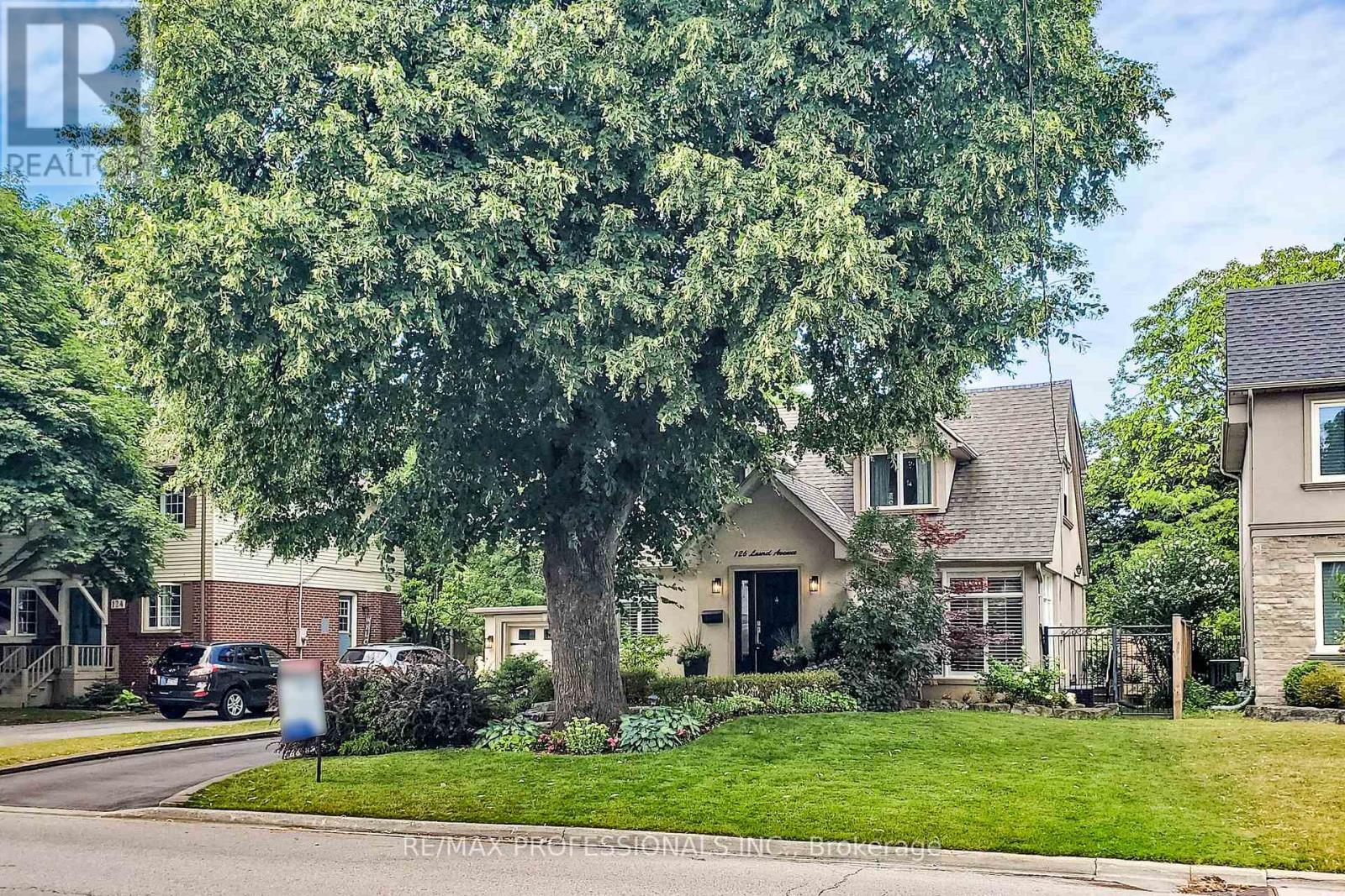 126 Laurel Ave, Toronto, ON M9B 4T6