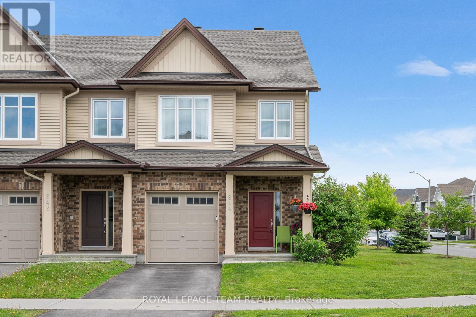 844 Cedar Creek Dr, Ottawa, ON K1T 0B3