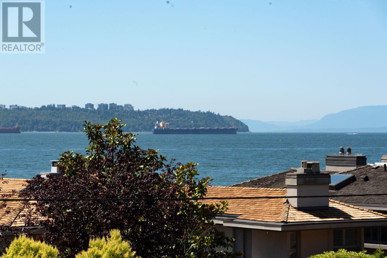 225 24th Street Unit 203, West Vancouver, BC V7V 4G9
