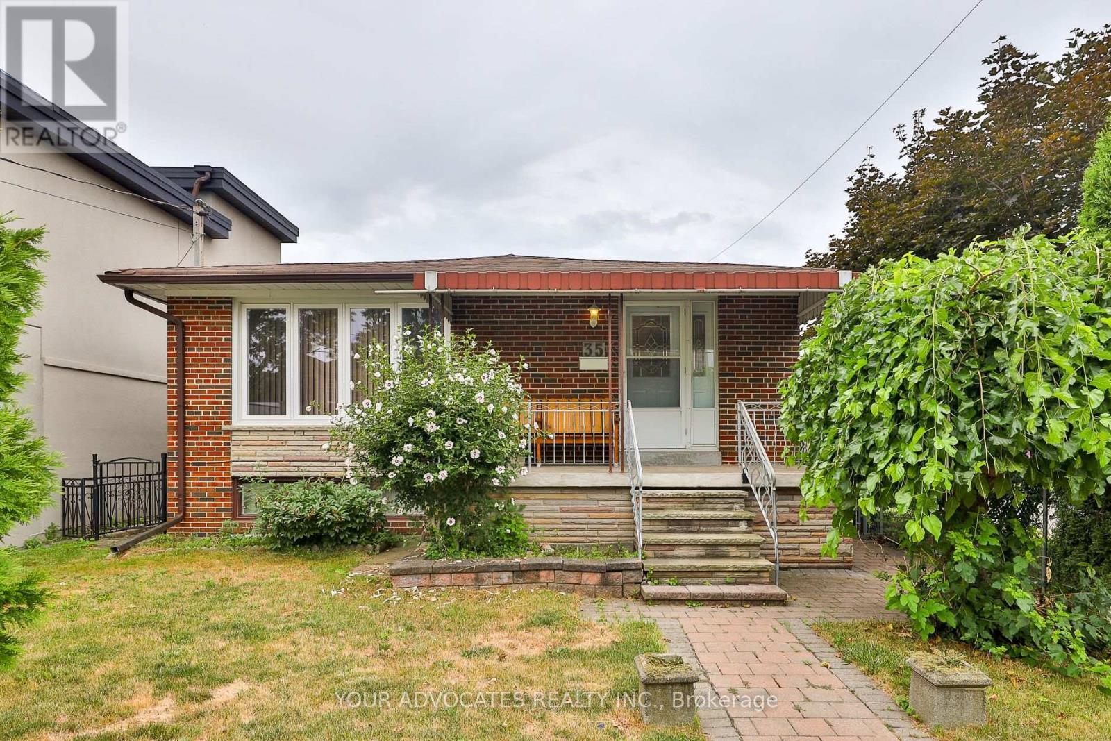 35 Beckett Ave, Toronto, ON M6L 2B3