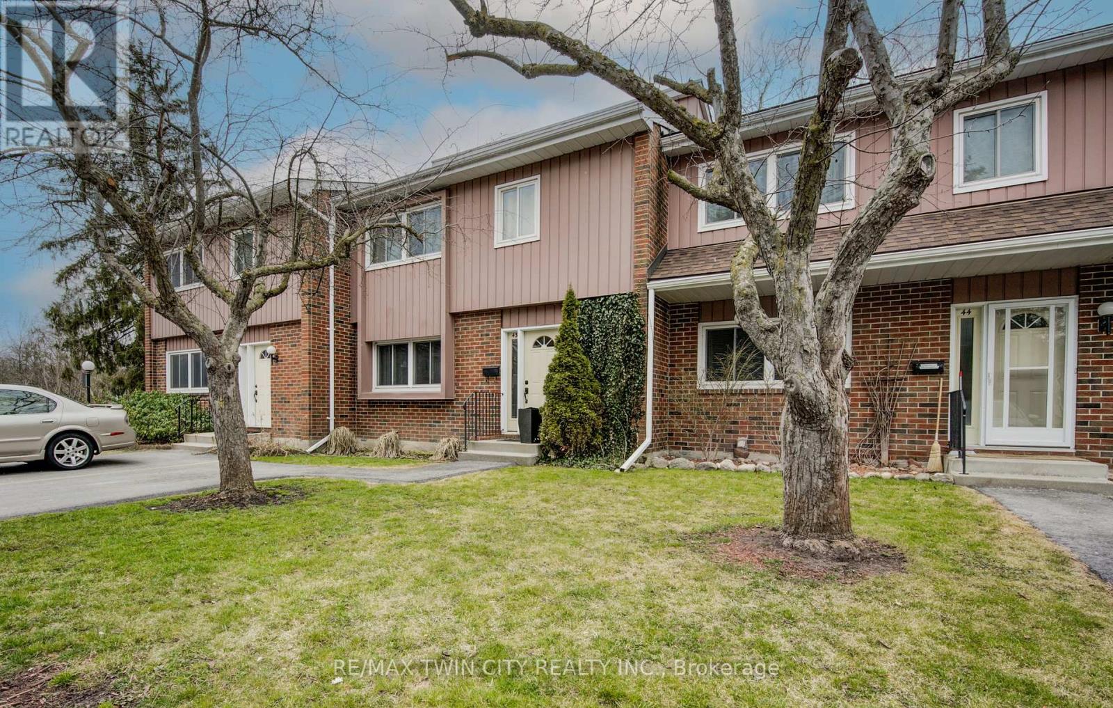 43 121 University Ave E, Waterloo, ON N2J 4J1