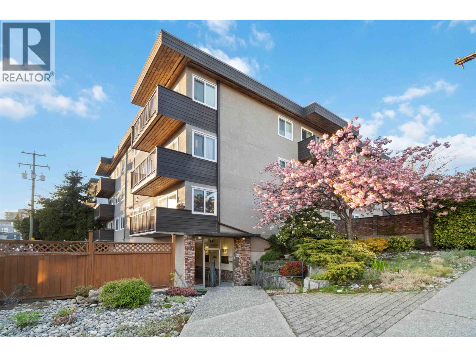 241 St Andrews Avenue Unit 204, North Vancouver, BC V7L 3K8