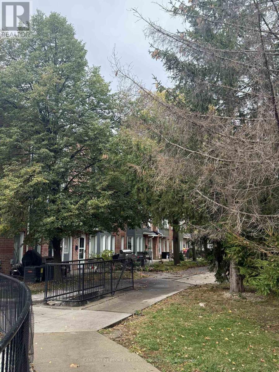 32 151 Townsgate Dr, Vaughan, ON L4J 8J7