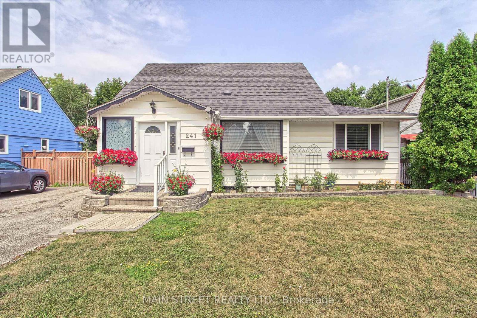 241 Andrew St, Newmarket, ON L3Y 1H1