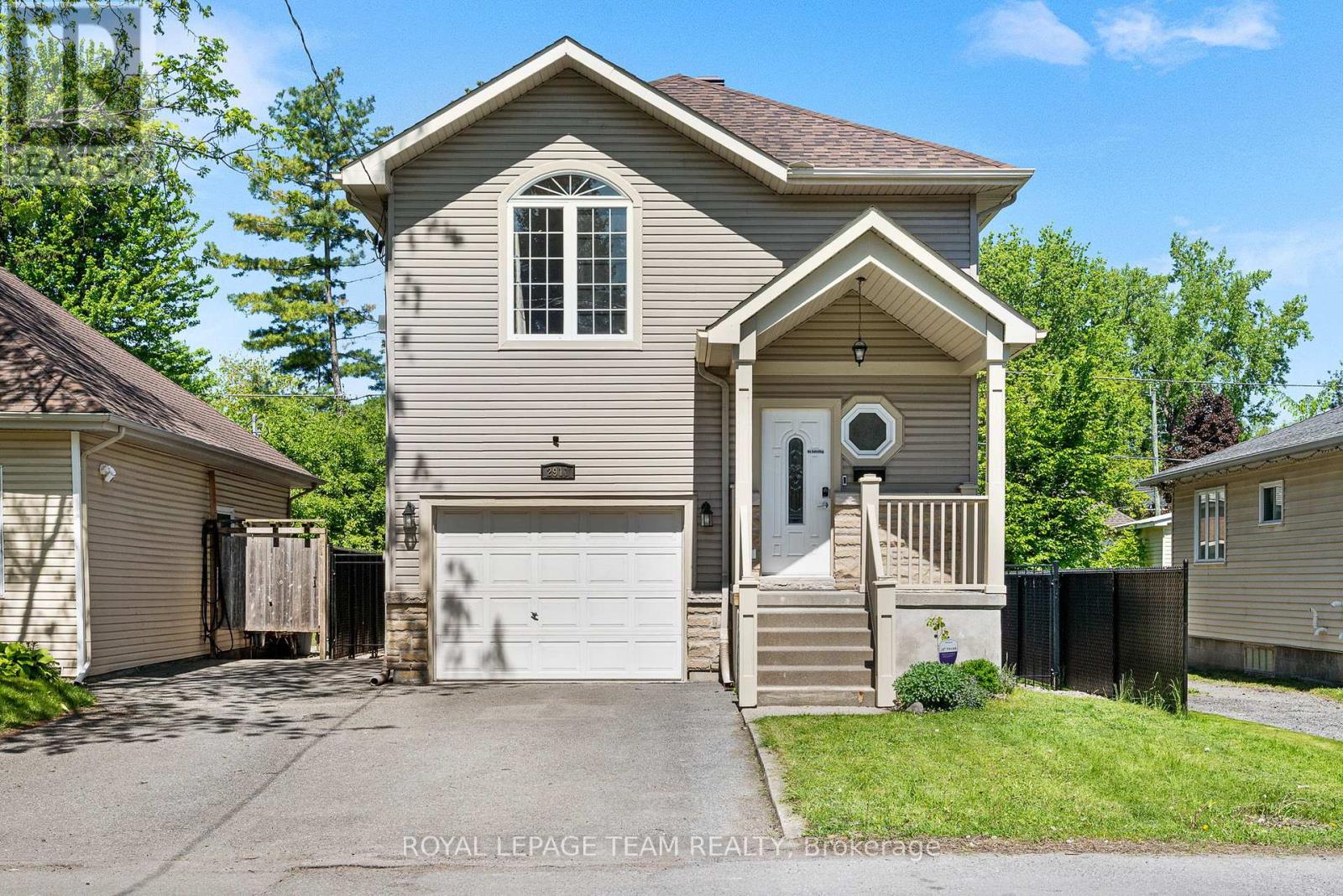 2911 Ahearn Ave, Ottawa, ON K2B 7A1