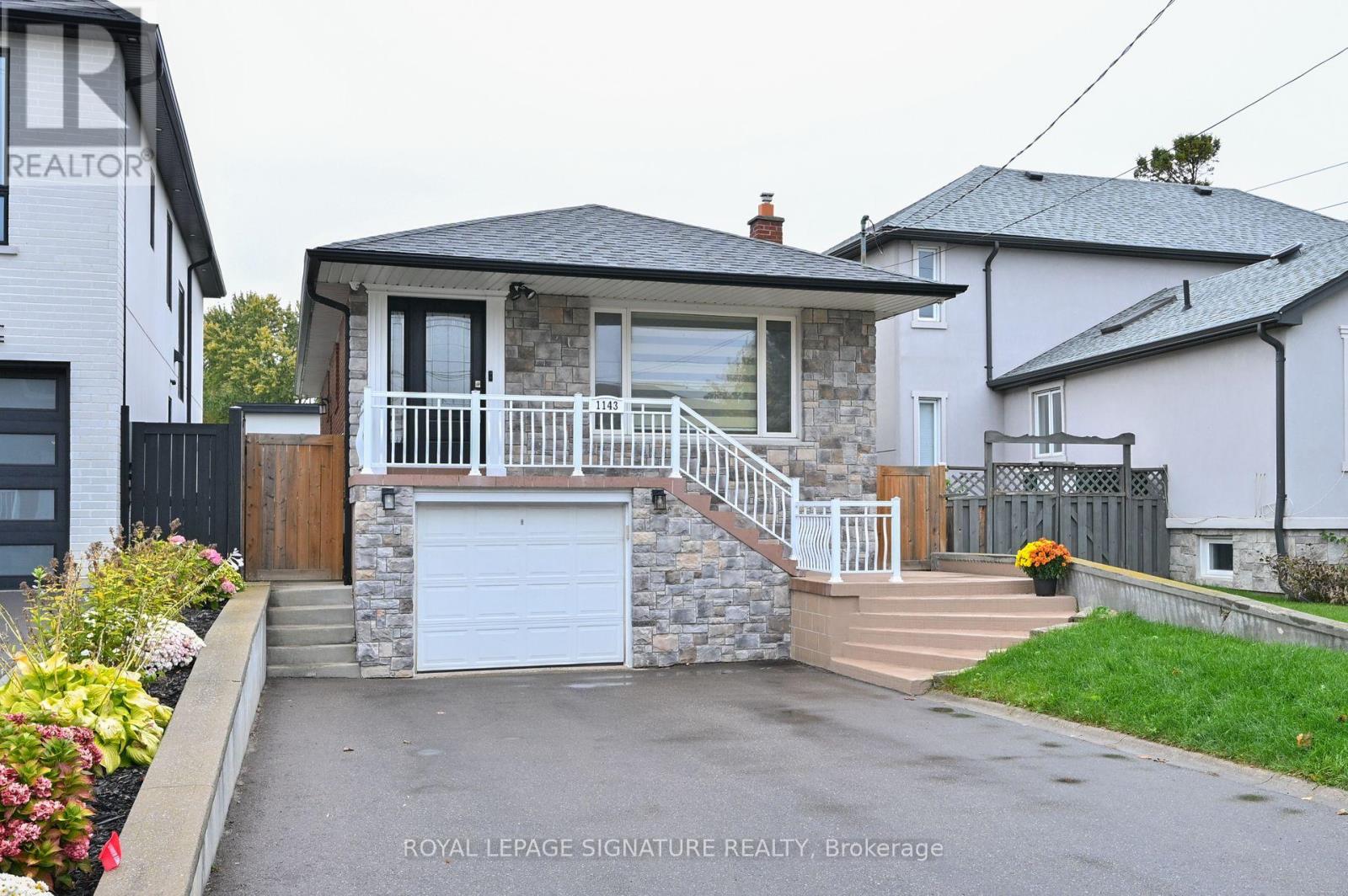 1143 Alexandra Ave, Mississauga, ON L5E 2A4