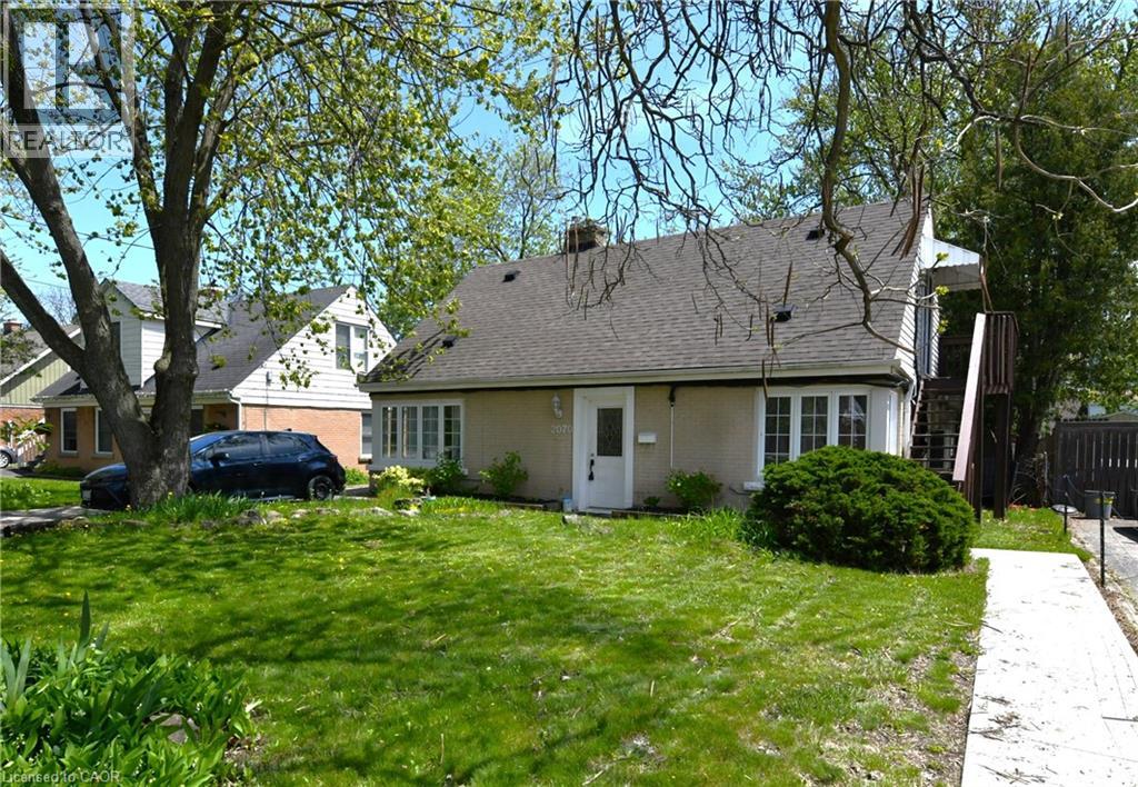 2070 Churchill Ave, Burlington, ON L7R 3T7