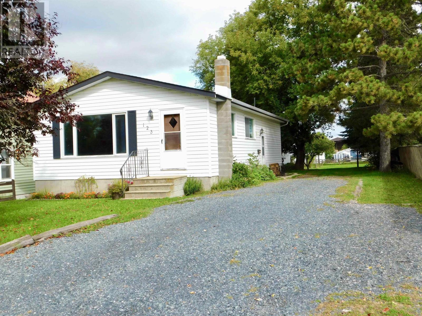 123 First St, Dryden, ON P8N 2S6