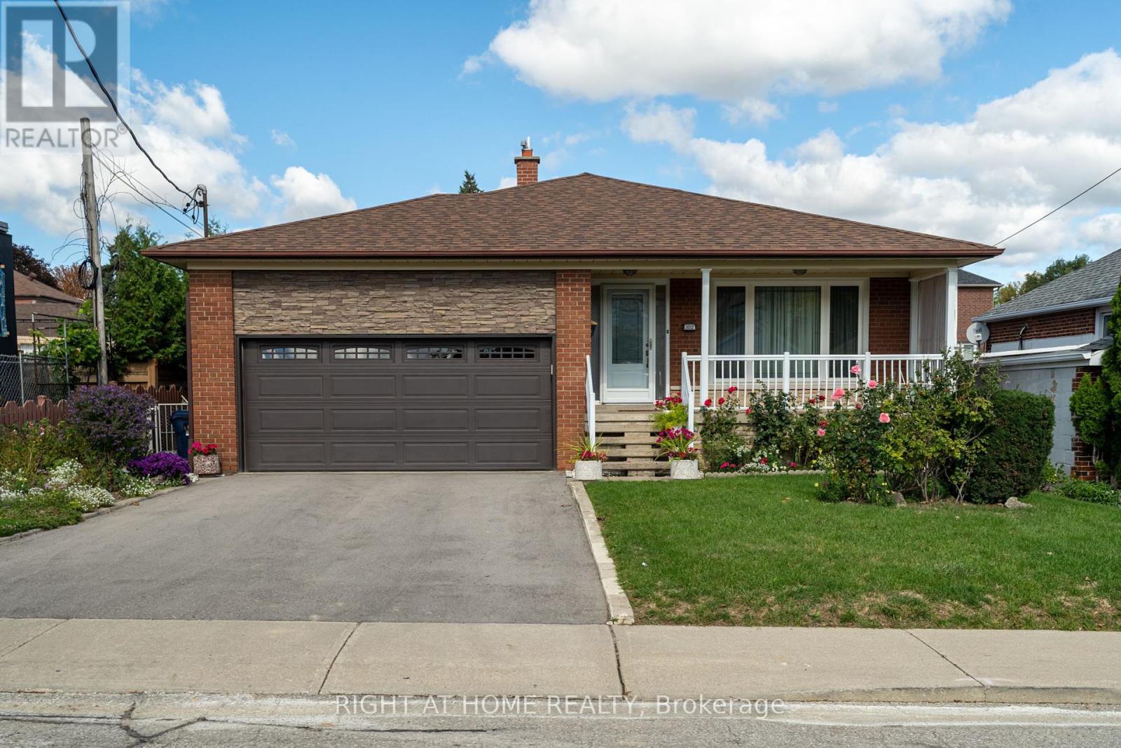 1012 Castlefield Ave, Toronto Briar Hill-belgravia, ON M6B 1E3