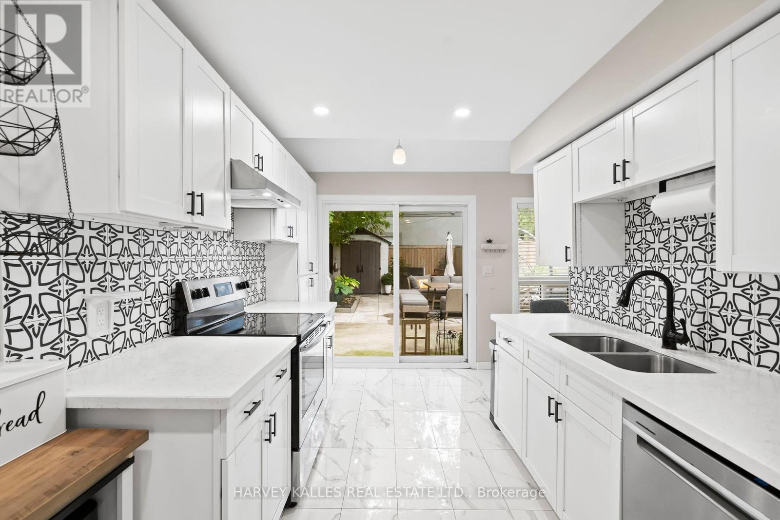 1254 Woodbine Ave, Toronto East York, ON M4C 4E6