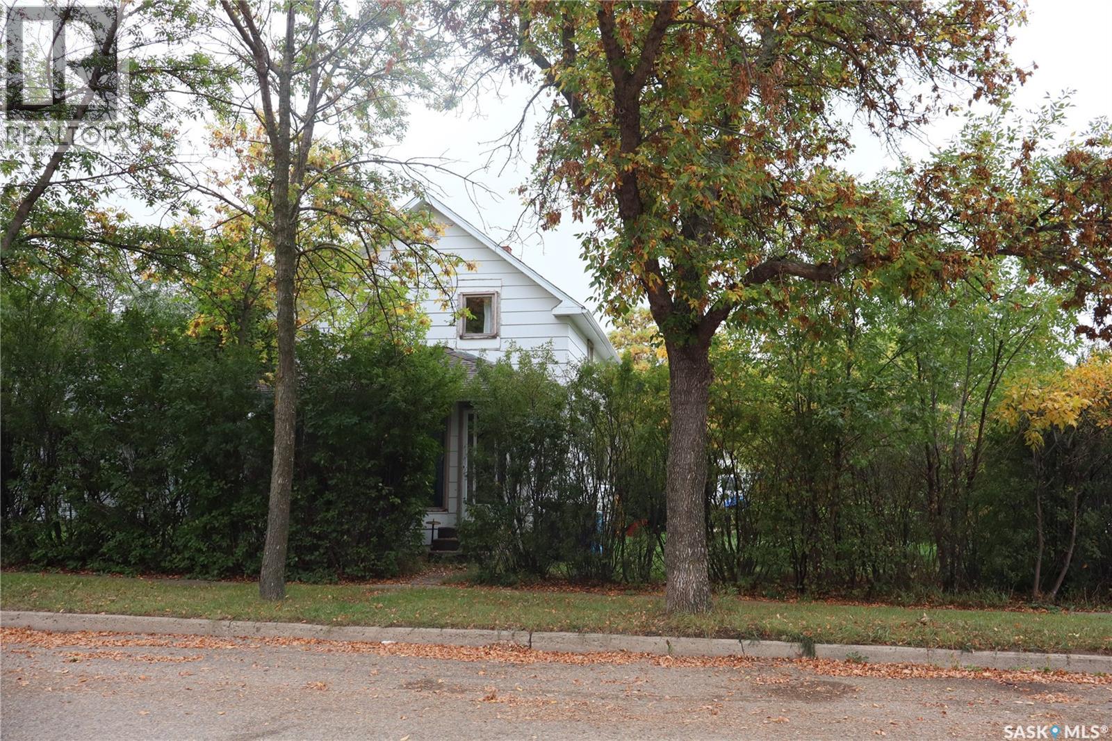 123 5th Avenue West, Assiniboia, SK S0H 0B0