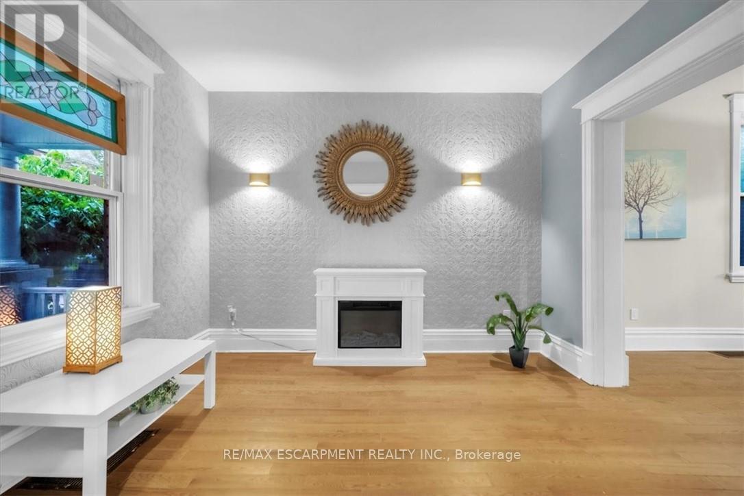 21 Sunset Ave, Hamilton, ON L8R 1V7